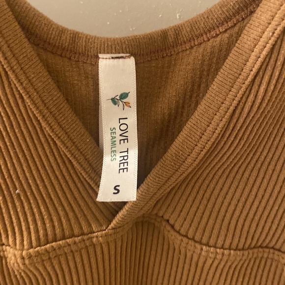 Seamless Brown Tank - Picture 2 of 2